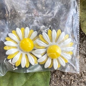 Upsie💨🌼Daisies 1960’s-1970’s⚪️White And🟡Yellow Clip On Earrings